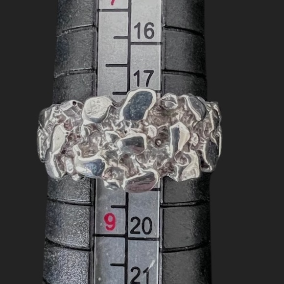 SOLD Vintage Unique Chunky Style Silver Ring🎉Host Pick🎉 - Picture 3 of 11